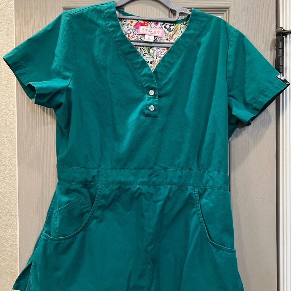 Teal women’s Scrub Top with Pockets, matching pants. Koi by Kathy Peterson. M.